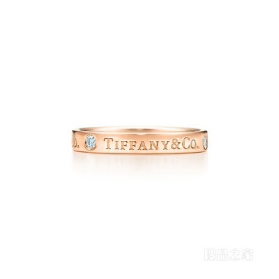 Tiffany & Co.® 系列 18K 玫瑰金镶钻戒指，3 毫米宽。