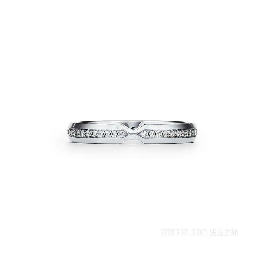 The Tiffany® Setting 系列铂金镶钻嵌套窄式戒指。