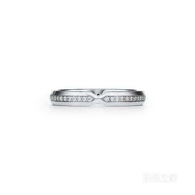 The Tiffany® Setting 系列铂金镶钻嵌套窄式戒指。