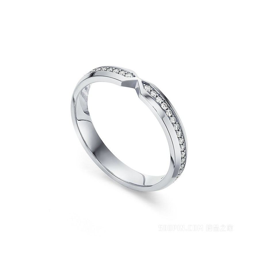 The Tiffany® Setting 系列铂金镶钻嵌套窄式戒指。