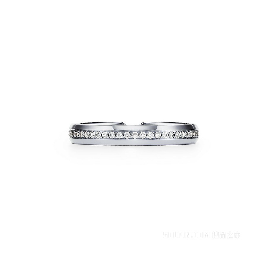 The Tiffany® Setting 系列铂金镶钻嵌套窄式戒指。