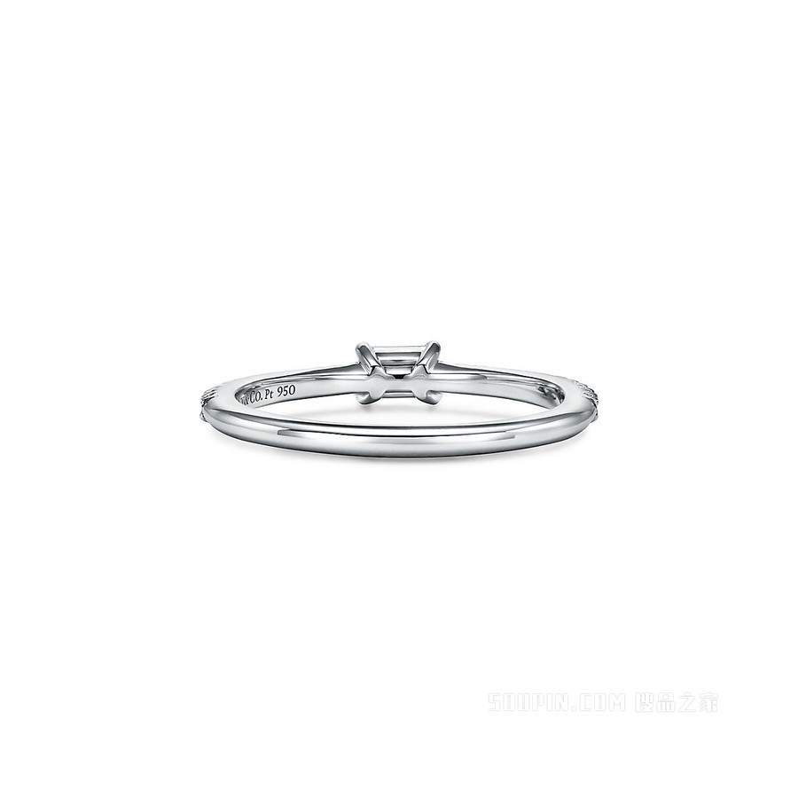 Tiffany Novo® 系列 Horizon 铂金镶钻戒指。