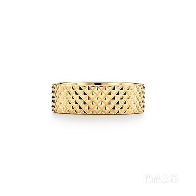 Diamond Point 系列 18K 黄金宽式戒指，宽 6.9 毫米。