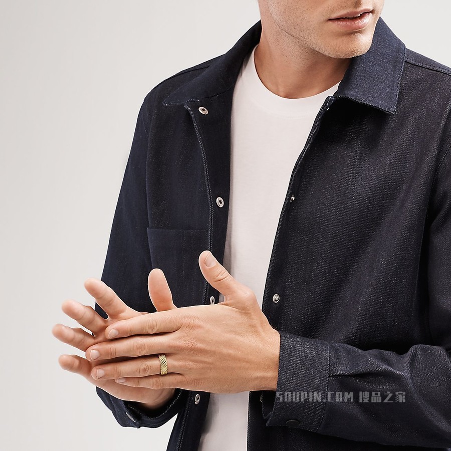 Diamond Point 系列 18K 黄金宽式戒指，宽 6.9 毫米。