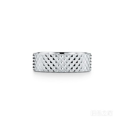 Diamond Point 系列纯银宽式戒指。