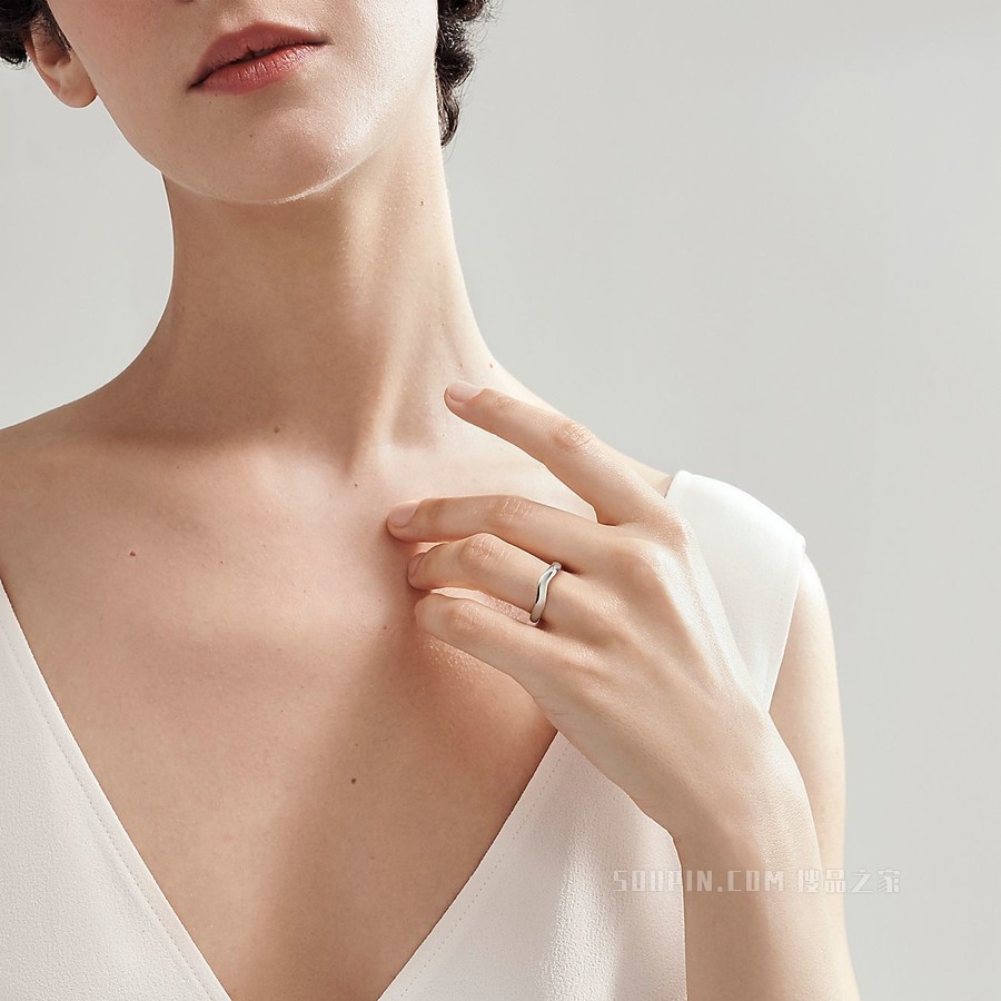 Elsa Peretti® 系列铂金宽式婚戒。