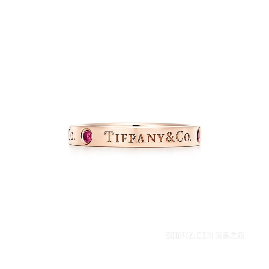 Tiffany & Co.® 系列 18K 玫瑰金镶嵌红宝石戒指，3 毫米宽。