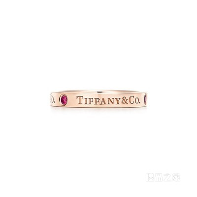 Tiffany & Co.® 系列 18K 玫瑰金镶嵌红宝石戒指，3 毫米宽。