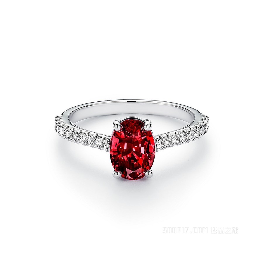 Tiffany Novo® 系列铂金铺镶钻石椭圆形红宝石戒指