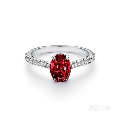 Tiffany Novo® 系列铂金铺镶钻石椭圆形红宝石戒指