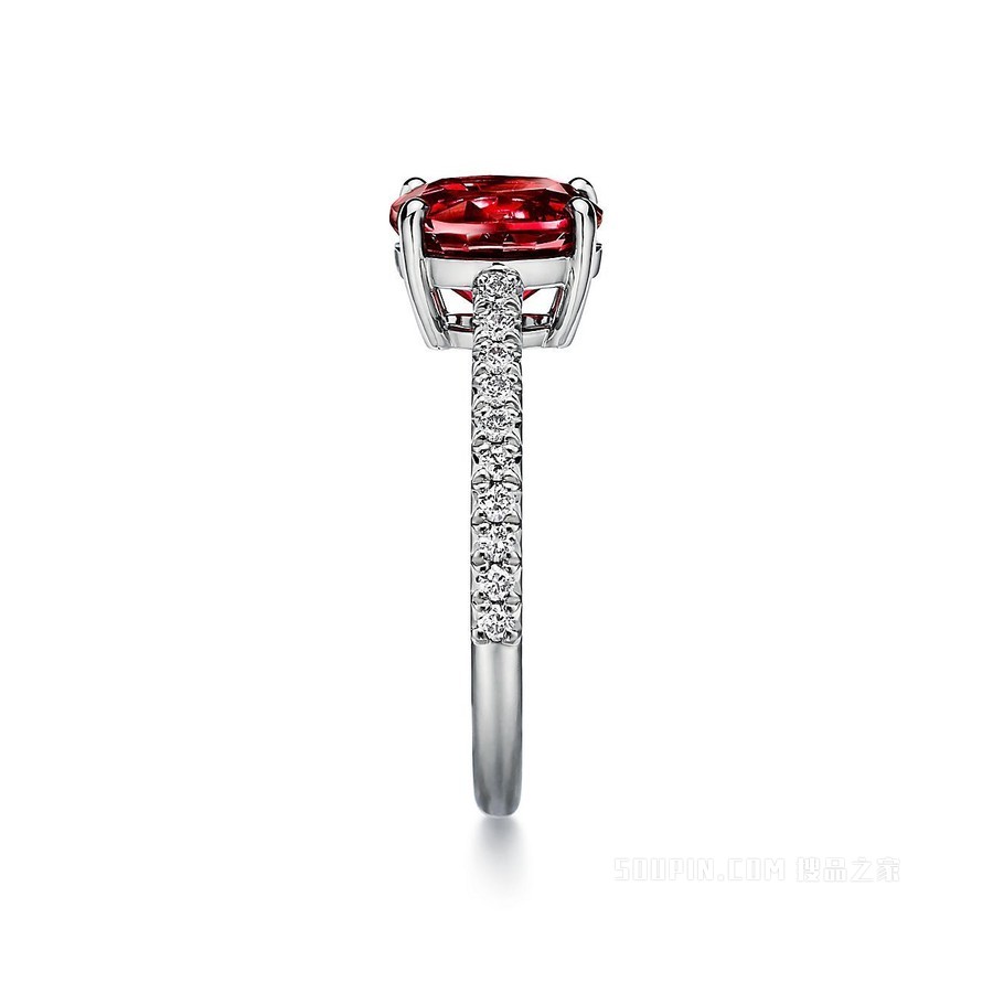 Tiffany Novo® 系列铂金铺镶钻石椭圆形红宝石戒指