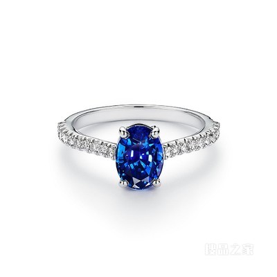 Tiffany Novo® 系列铂金铺镶钻石椭圆形蓝宝石戒指