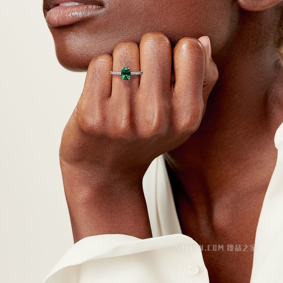 Tiffany Novo® 系列铂金铺镶钻石椭圆形祖母绿戒指