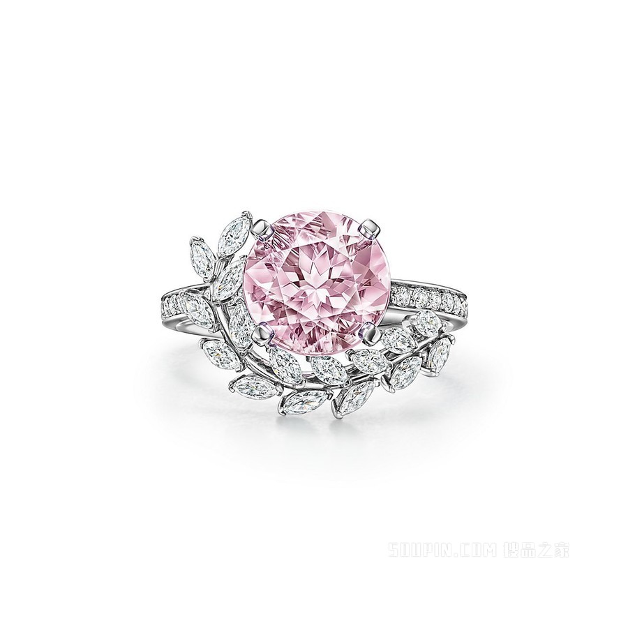 Tiffany Victoria™ 系列铂金镶嵌摩根石和钻石藤蔓戒指
