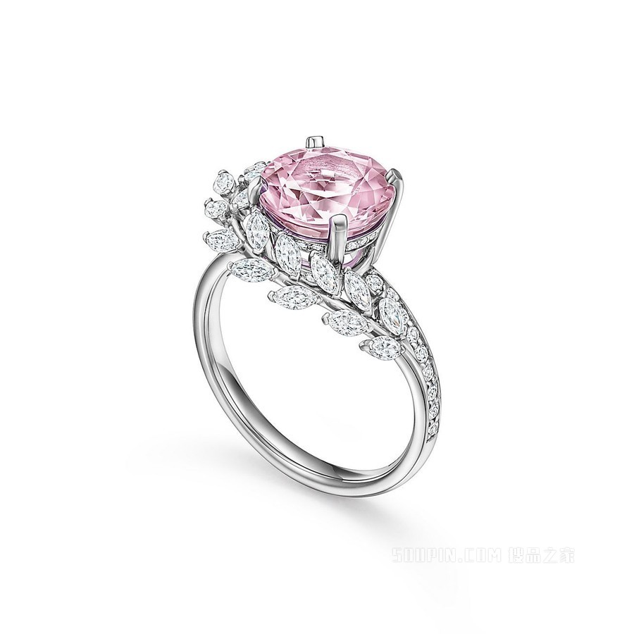 Tiffany Victoria™ 系列铂金镶嵌摩根石和钻石藤蔓戒指