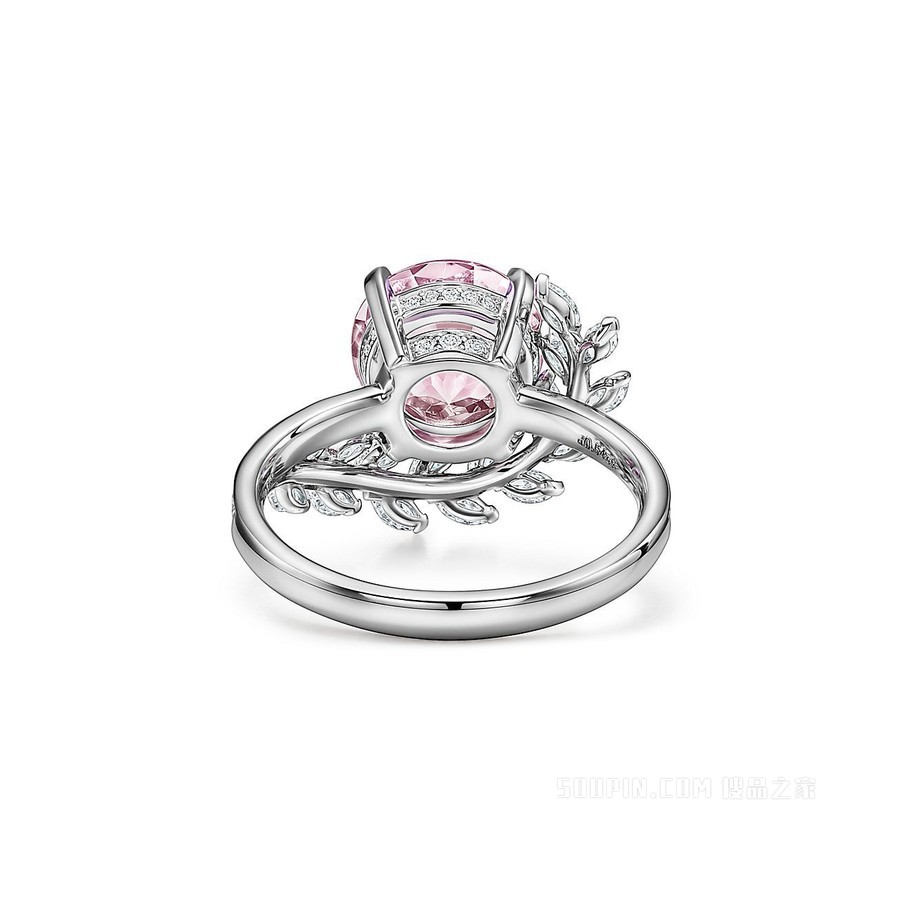 Tiffany Victoria™ 系列铂金镶嵌摩根石和钻石藤蔓戒指
