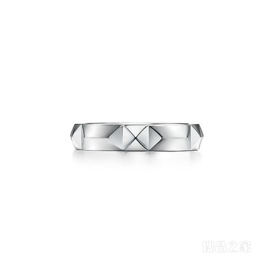 Tiffany True™ 系列铂金戒指，宽 4 毫米