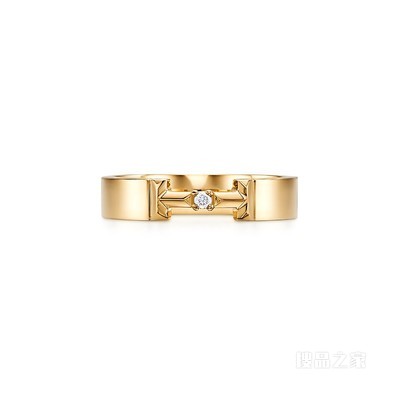 Tiffany T 系列 18K 黄金镶嵌 True 钻石扣环戒指，宽 4 毫米。