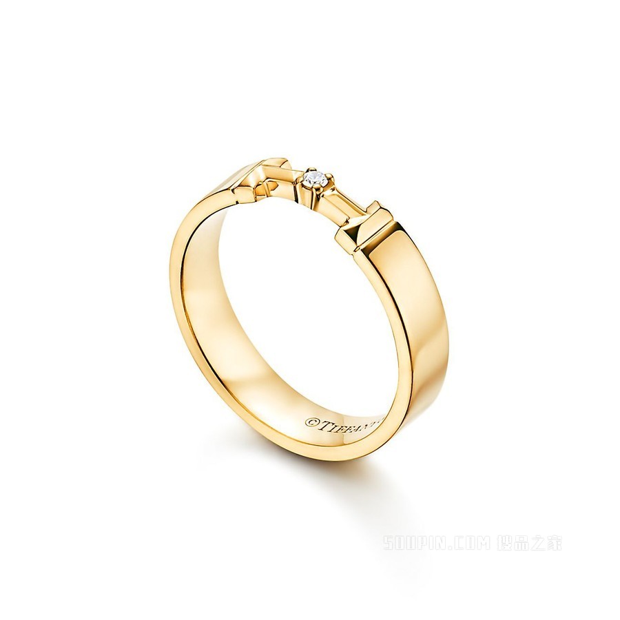 Tiffany T 系列 18K 黄金镶嵌 True 钻石扣环戒指，宽 4 毫米。