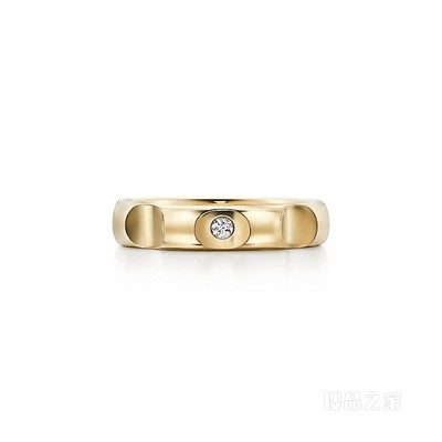 Paloma's Groove 系列 18K 黄金镶钻戒指，宽 4 毫米。