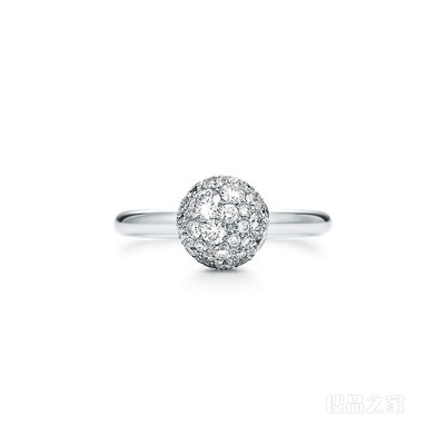 Tiffany HardWear 系列 18K 白金镶钻球形戒指。