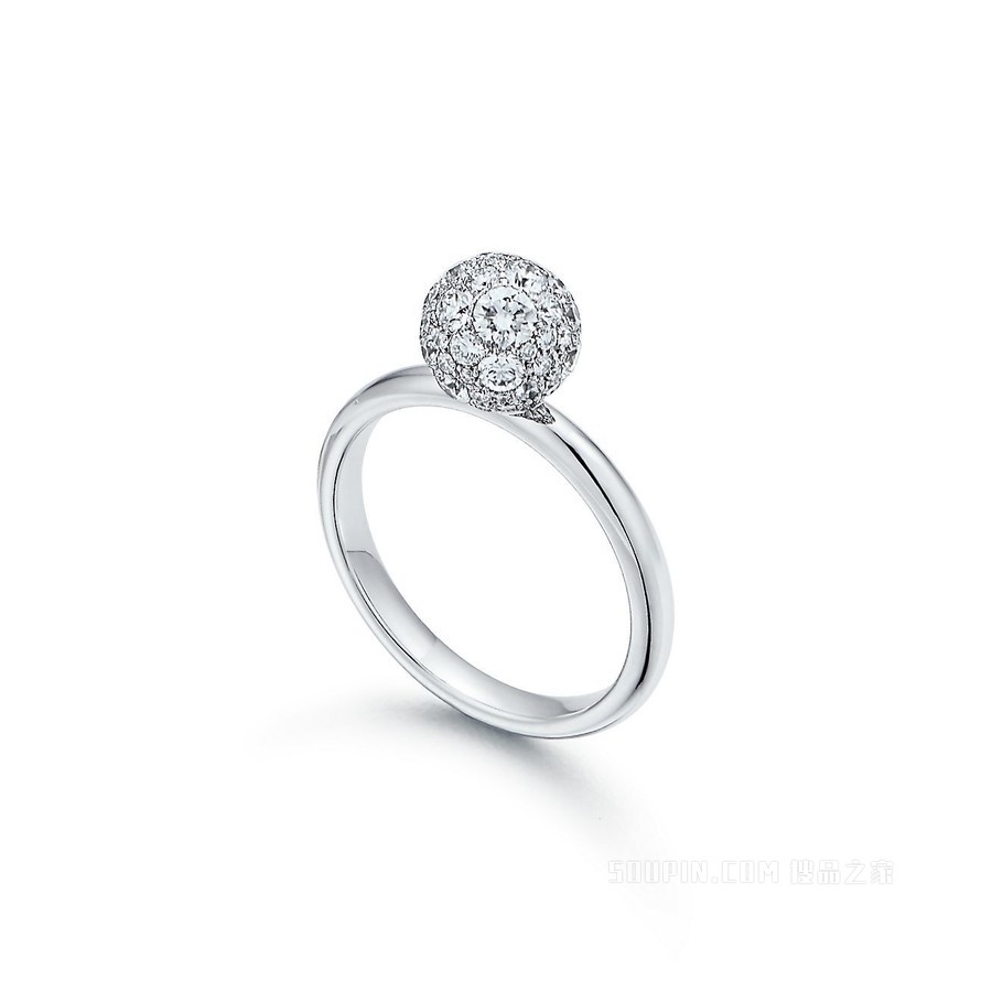 Tiffany HardWear 系列 18K 白金镶钻球形戒指。