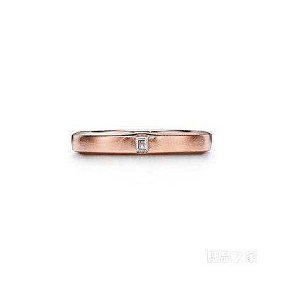 Tiffany Essential Band 18K 玫瑰金镶钻哑光戒指。