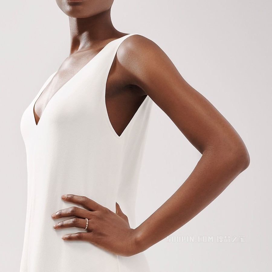 Tiffany Jazz™ 系列 18K 玫瑰金镶钻戒指。