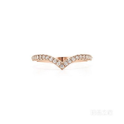 Tiffany Soleste 系列 18K 玫瑰金镶嵌钻石 V 形戒指。