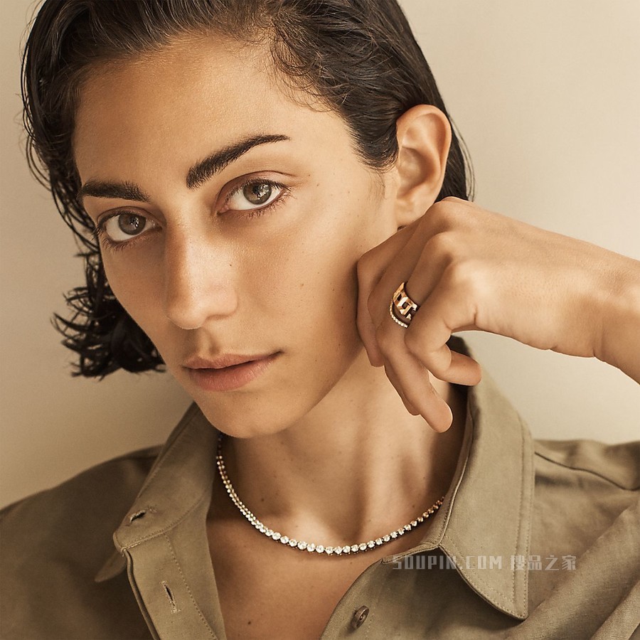 Tiffany Soleste 系列 18K 玫瑰金镶嵌钻石 V 形戒指。
