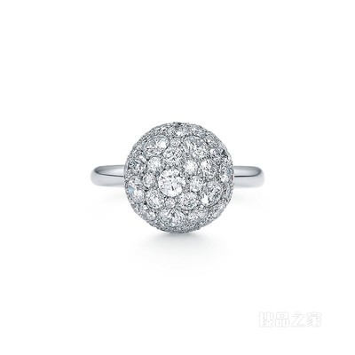 Tiffany HardWear 系列 18K 白金镶钻球形戒指。