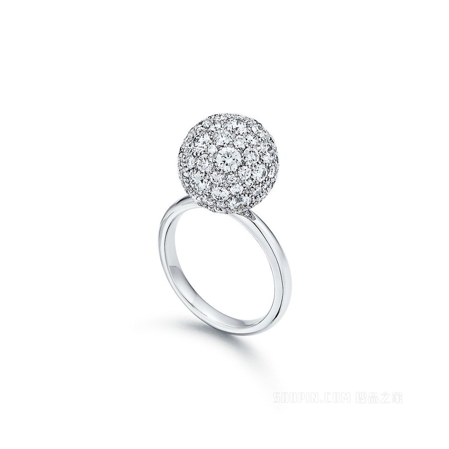 Tiffany HardWear 系列 18K 白金镶钻球形戒指。