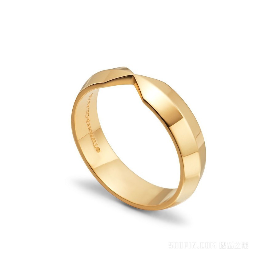 The Tiffany® Setting 系列 18K 黄金嵌套宽式戒指，宽 5.3 毫米。