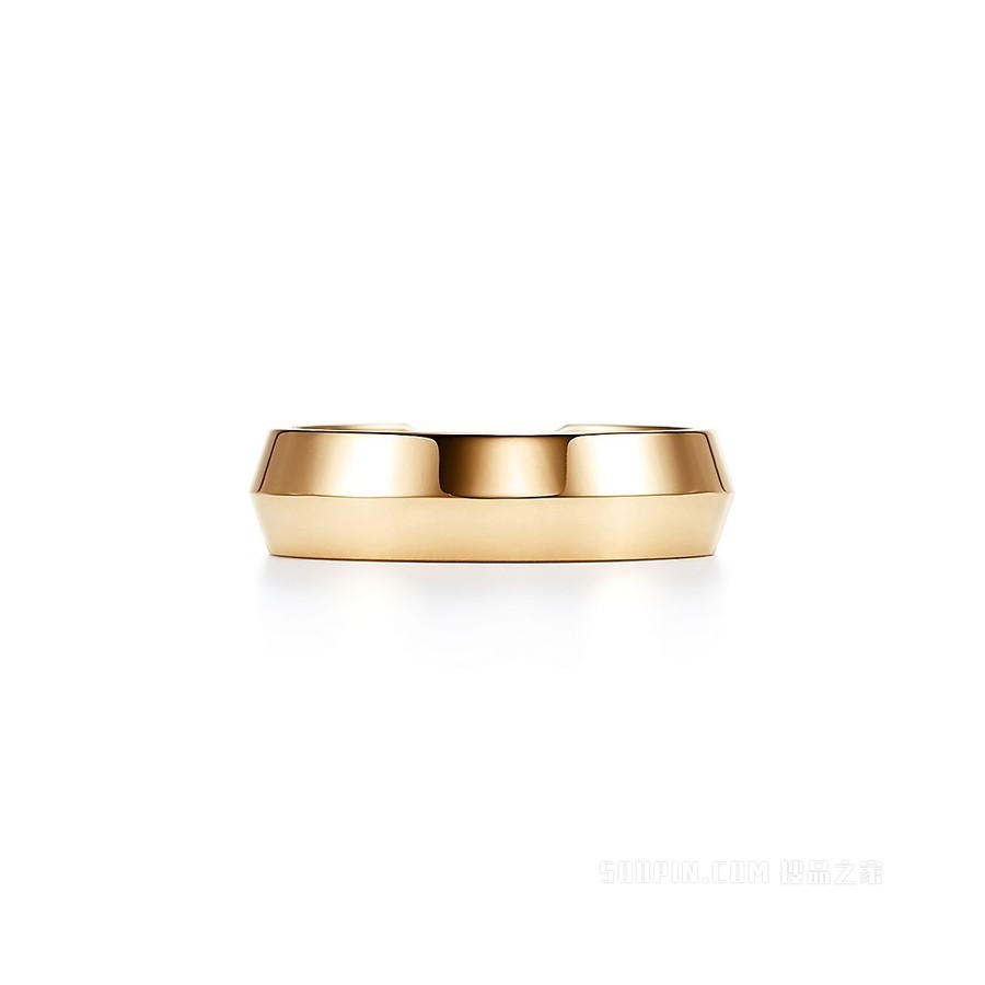 The Tiffany® Setting 系列 18K 黄金嵌套宽式戒指，宽 5.3 毫米。