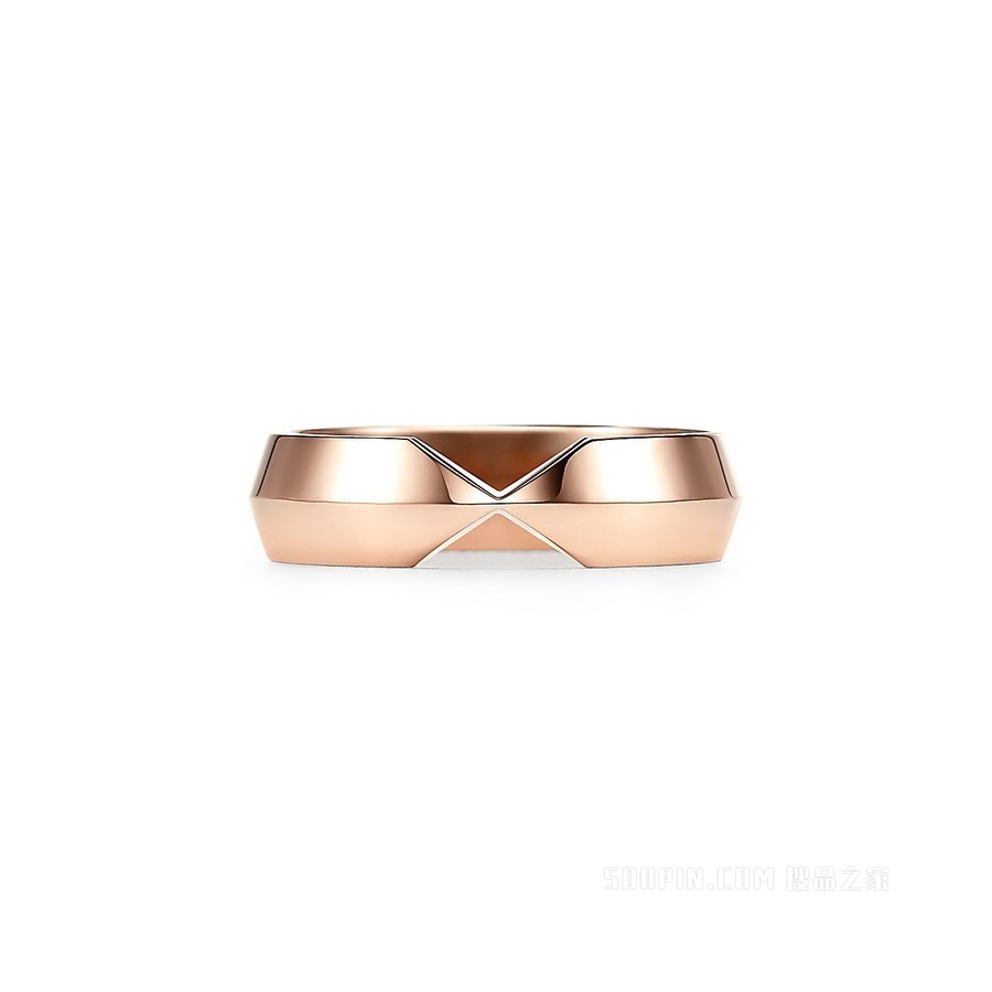 The Tiffany® Setting 系列 18K 玫瑰金嵌套宽式戒指，宽 5.3 毫米。
