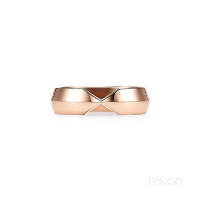 The Tiffany® Setting 系列 18K 玫瑰金嵌套宽式戒指，宽 5.3 毫米。