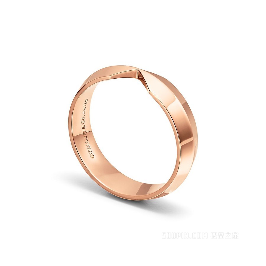The Tiffany® Setting 系列 18K 玫瑰金嵌套宽式戒指，宽 5.3 毫米。