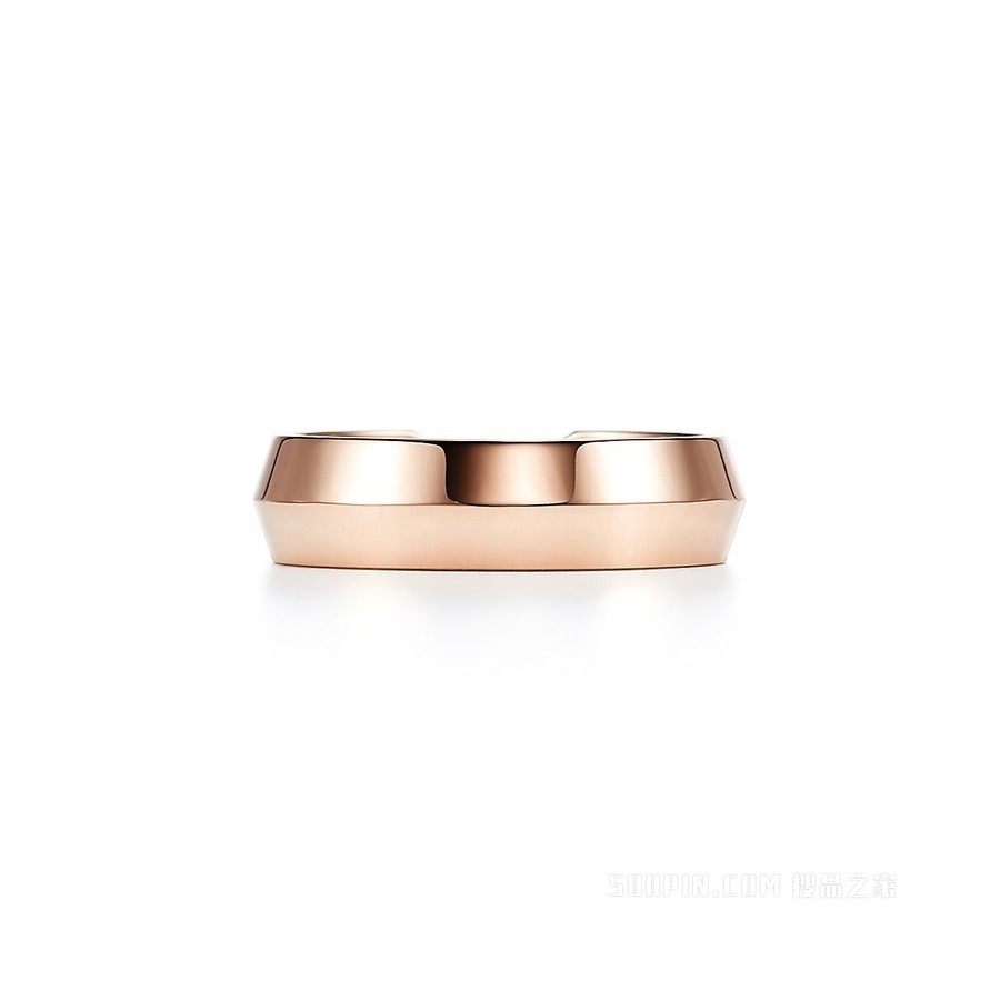The Tiffany® Setting 系列 18K 玫瑰金嵌套宽式戒指，宽 5.3 毫米。