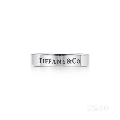 Tiffany & Co.® 系列铂金戒指，宽 4 毫米。