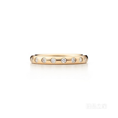 Elsa Peretti® 系列 18K 黄金镶嵌 8 颗钻石层叠戒指。