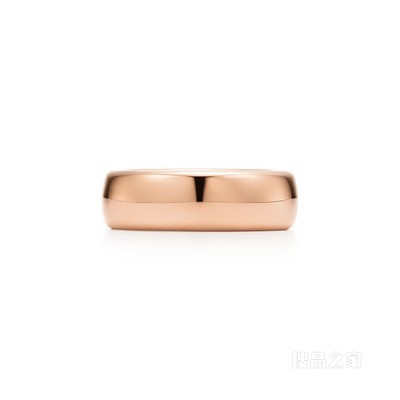 Tiffany Classic™ 系列 18K 玫瑰金婚戒，6 毫米宽。