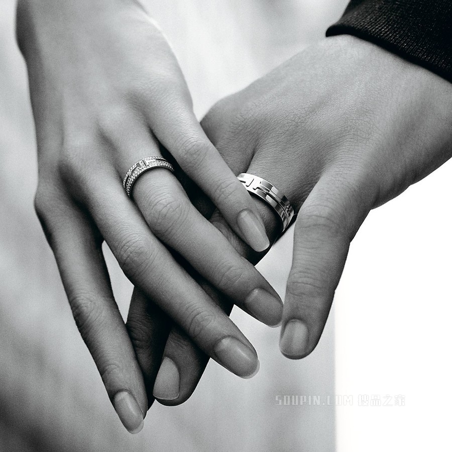 Tiffany T 系列 18K 白金宽式戒指，宽 5.5 毫米。