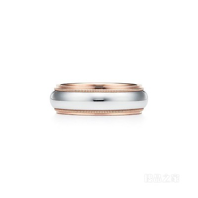 Tiffany Classic™ 系列铂金及 18K 玫瑰金珠形边饰婚戒。