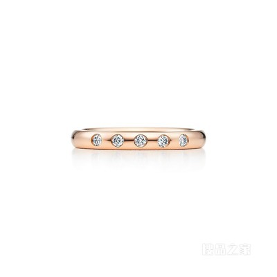 Elsa Peretti® 系列 18K 玫瑰金镶钻层叠戒指。