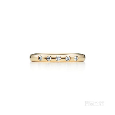 Elsa Peretti® 系列 18K 黄金镶钻层叠戒指。