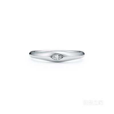 Elsa Peretti® 系列铂金镶嵌榄尖形切割钻戒。