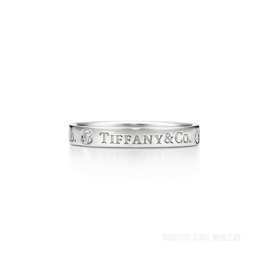 Tiffany & Co.® 系列铂金镶钻戒指，宽 3 毫米。