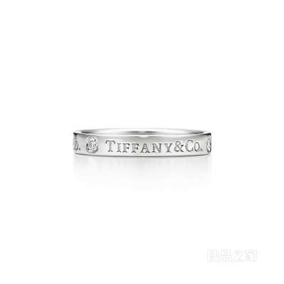 Tiffany & Co.® 系列铂金镶钻戒指，宽 3 毫米。