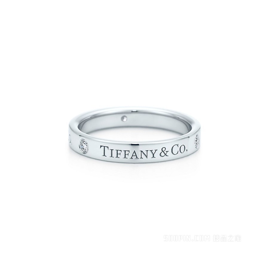 Tiffany & Co.® 系列铂金镶钻戒指，宽 3 毫米。