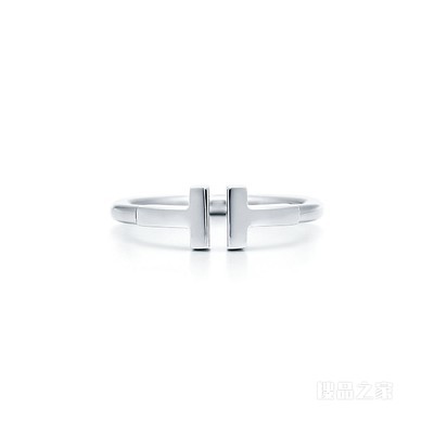 Tiffany T 系列 18K 白金线圈戒指。